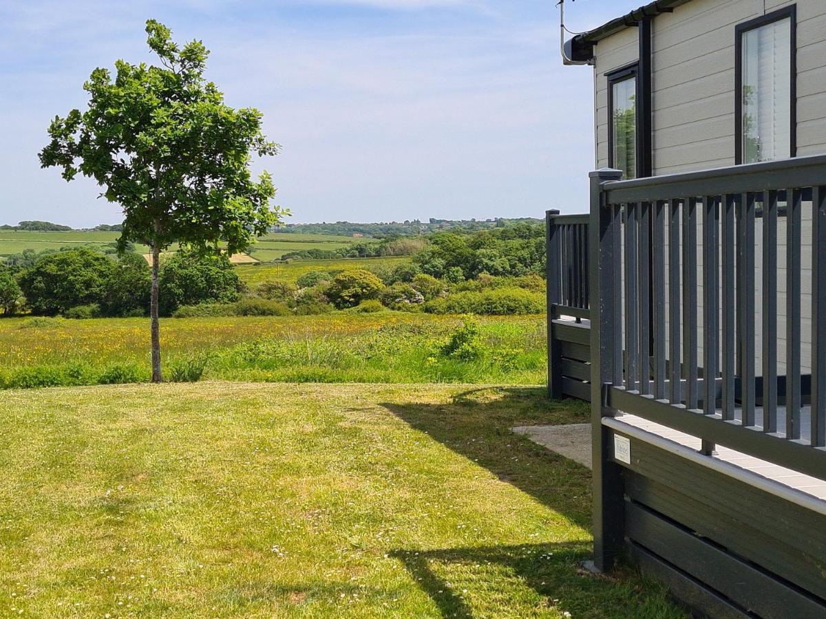 Vendee Lodge Cowes  Exterior photo